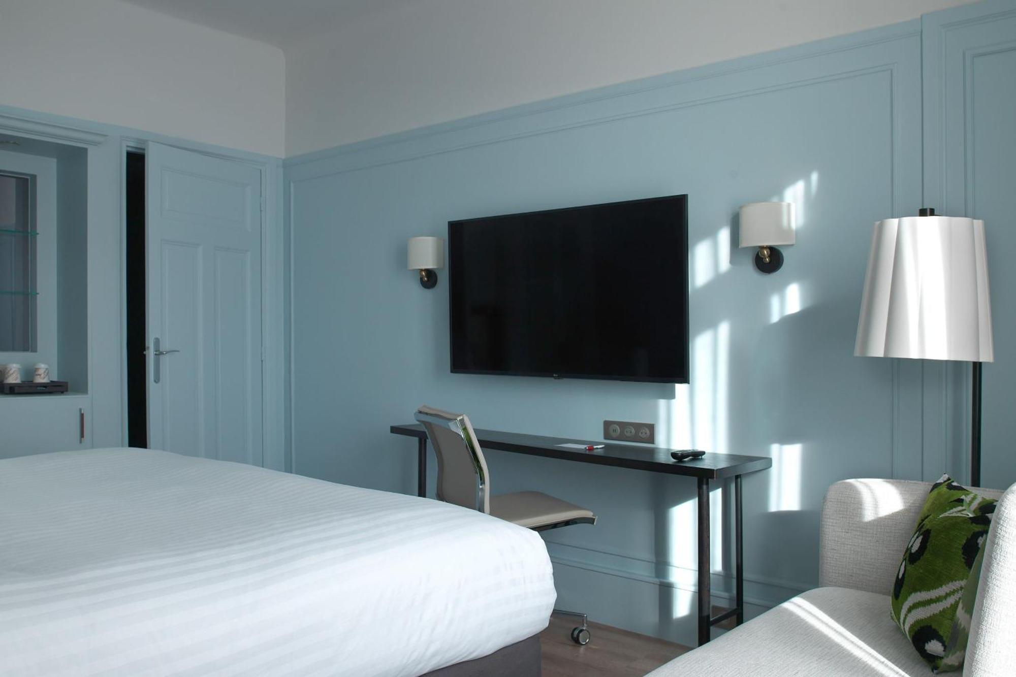 Deluxe room with king size bed