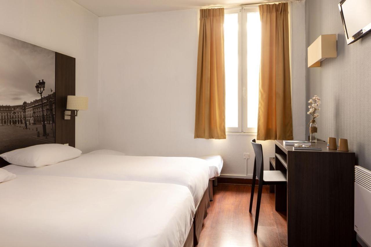 Quarto com 2 Camas de Solteiro