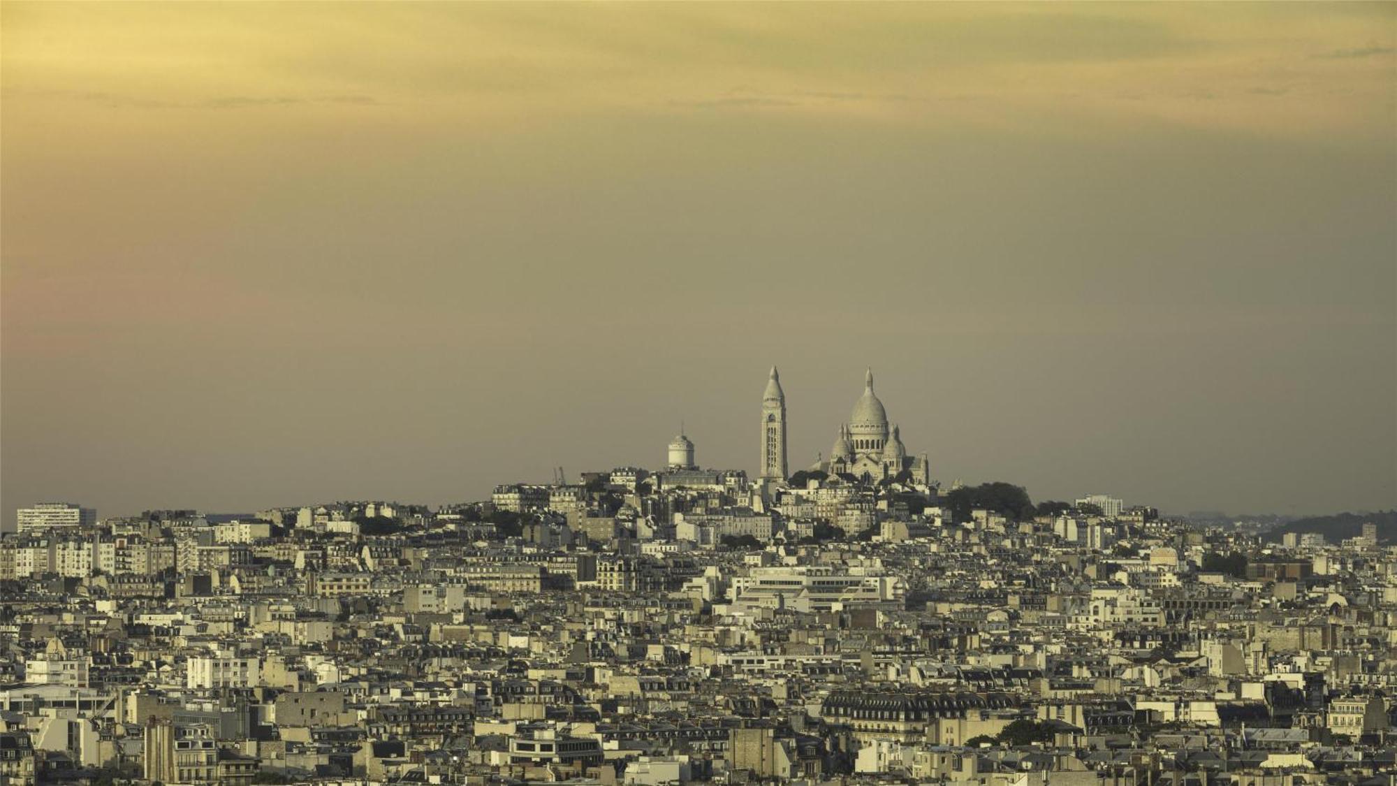 Quarto Deluxe com 2 Camas de Solteiro e Vista de Montmartre