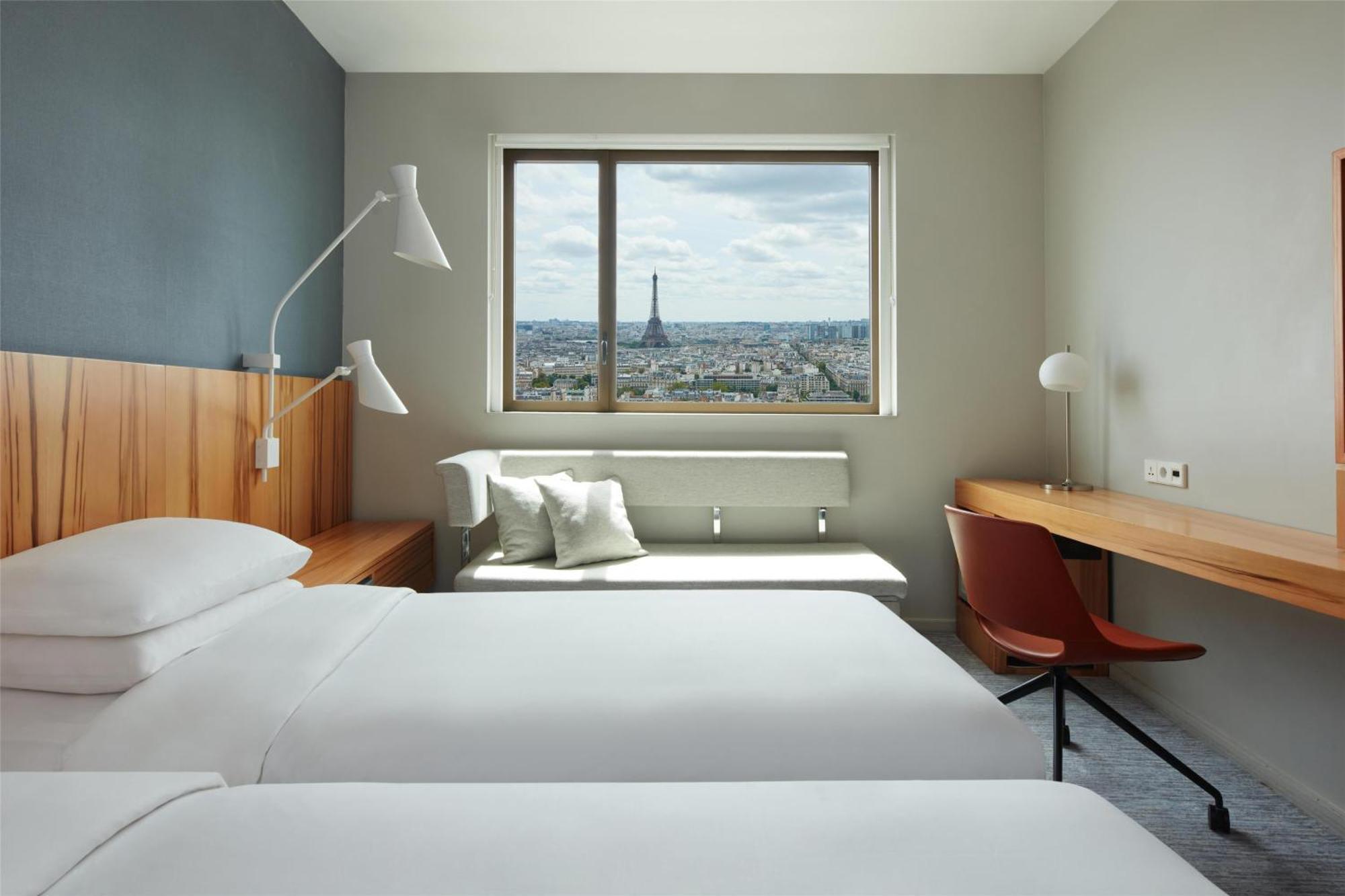 Quarto com 2 Camas de Solteiro e Vista da Torre Eiffel - Andar Alto/Acesso à Área VIP