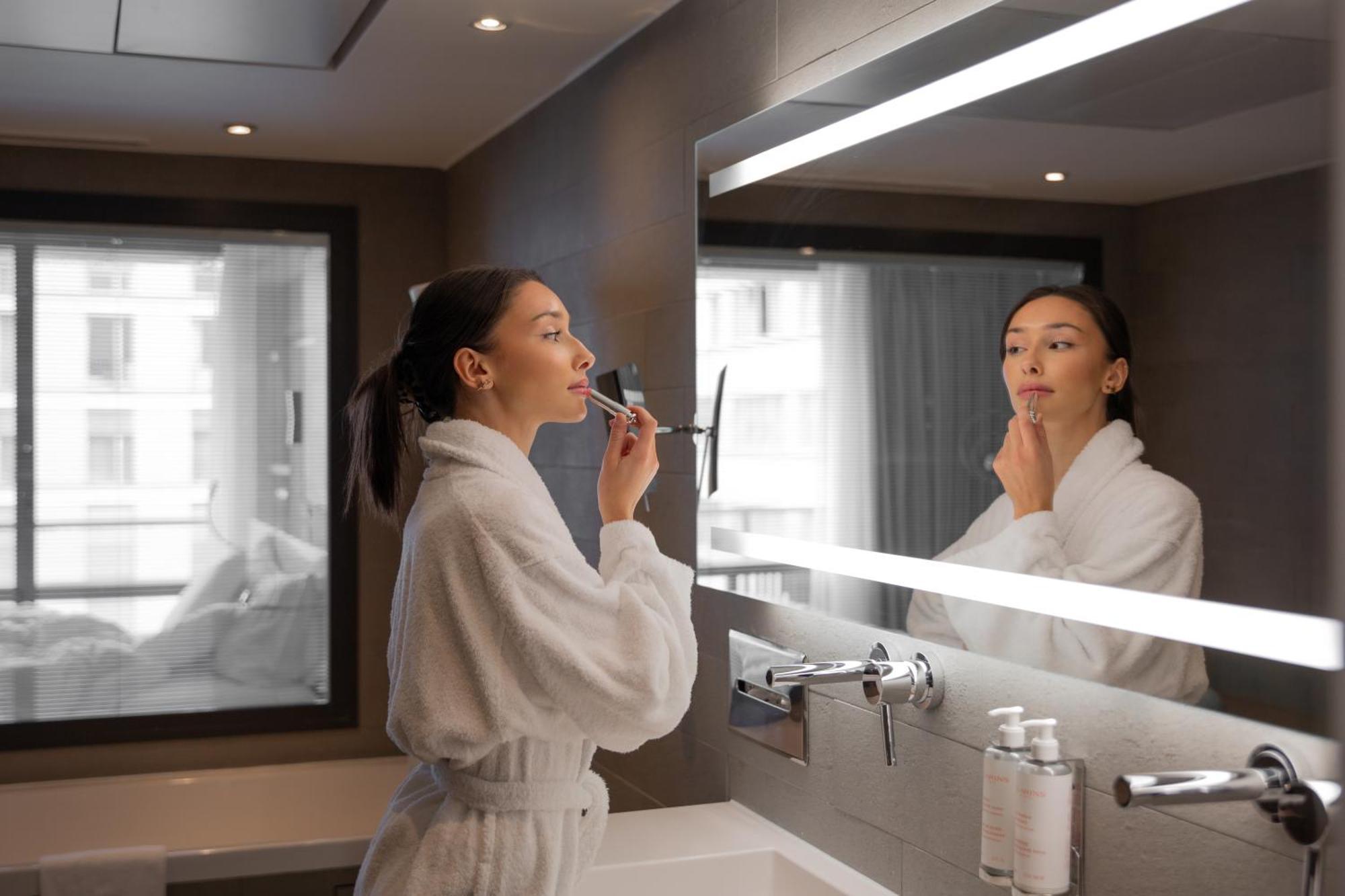 Suite with Balcony and Eiffel Tower View,1710593164:JPEG