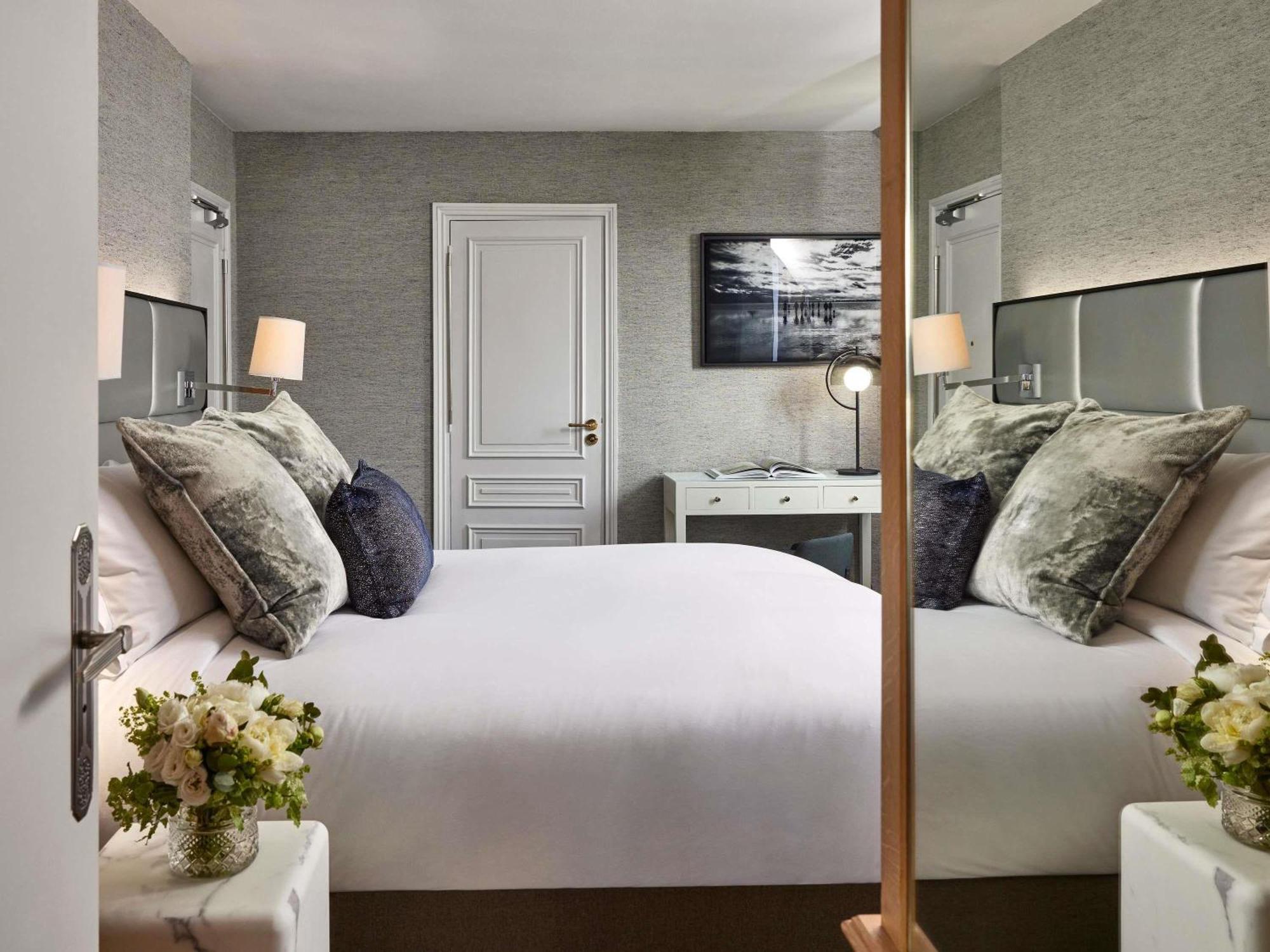 Two-Bedroom Eiffel Family Suite with One King Bed, One Queen Bed and Eiffel Tower View
