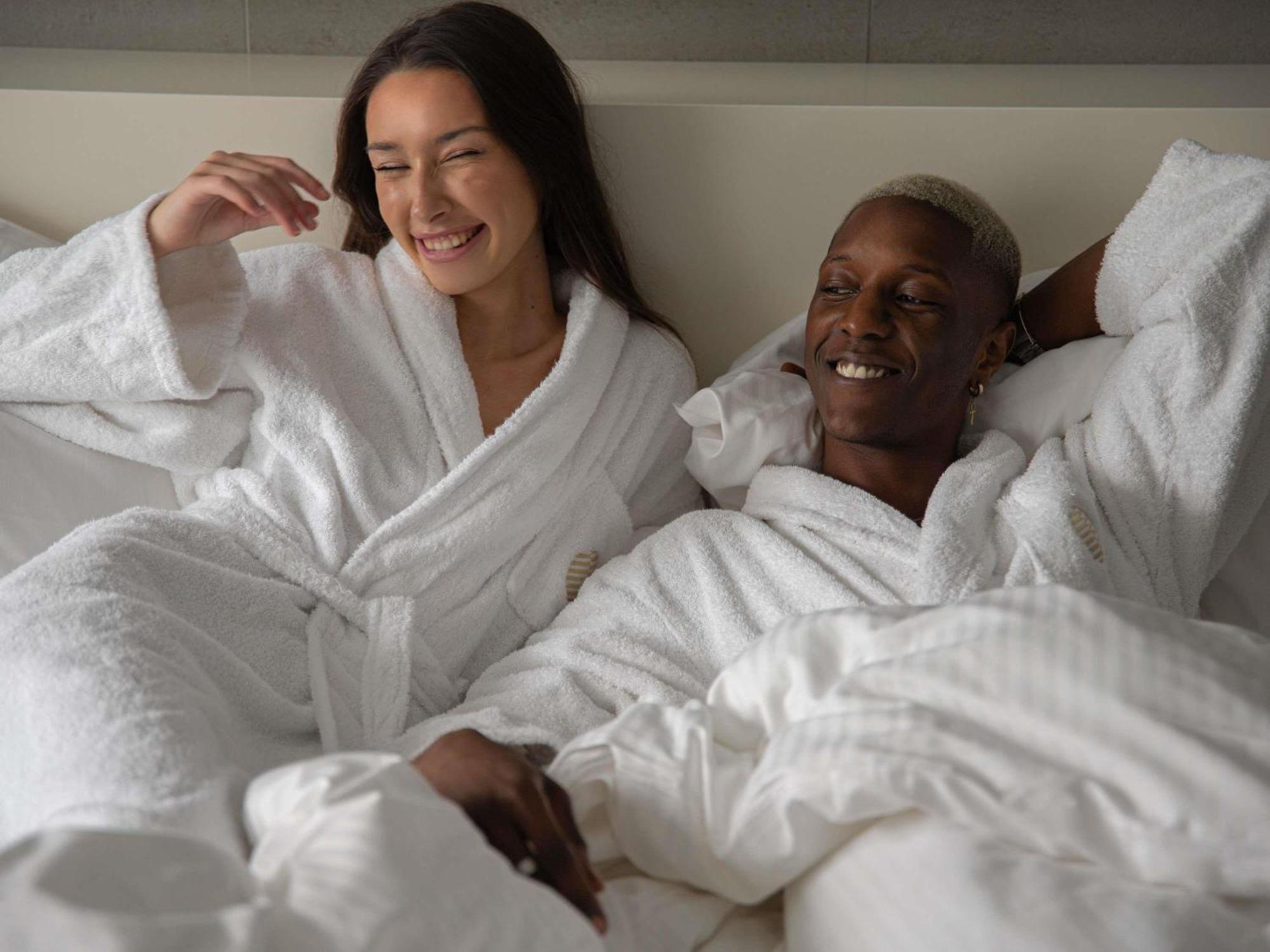 Quarto Clássico com Cama King-size e Vista do Jardim