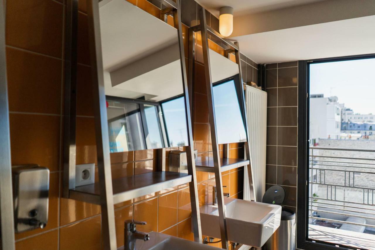 Lit Simple dans Dortoir pour Hommes