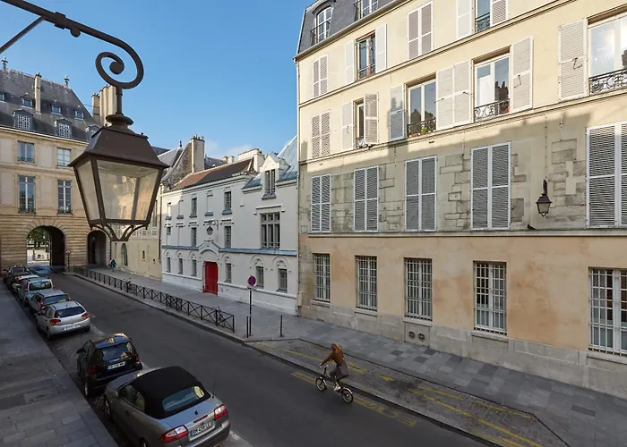 Le Pavillon De La Reine