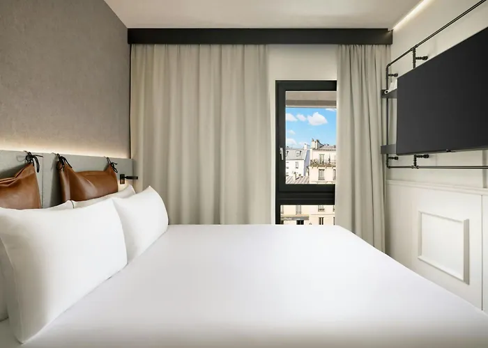 Moxy Paris La